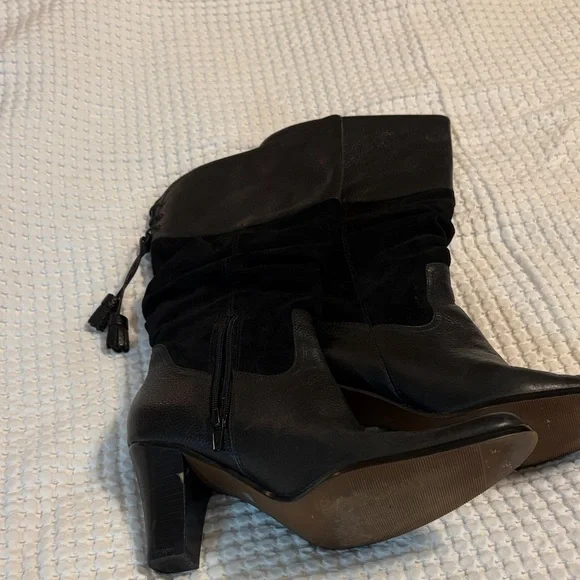Chic Black Heeled Boots - Picture 6 of 10